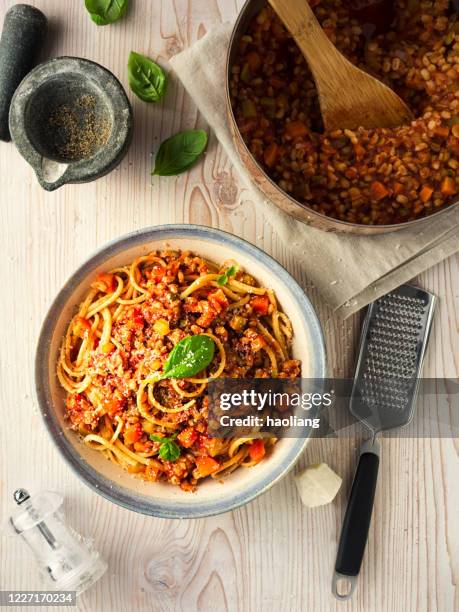 gezonde vegan spaghetti bolognese - bolognesesaus stockfoto's en -beelden