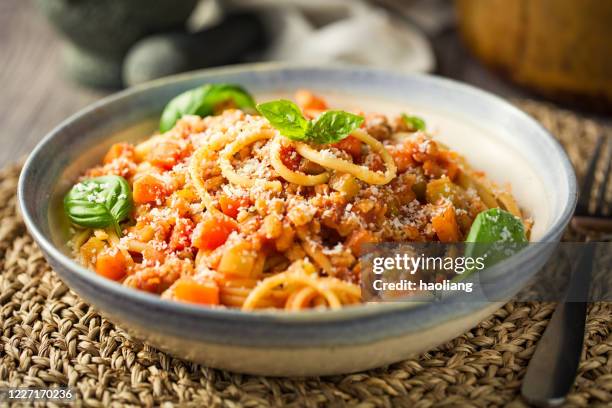 gezonde vegan spaghetti bolognese - sauce stockfoto's en -beelden