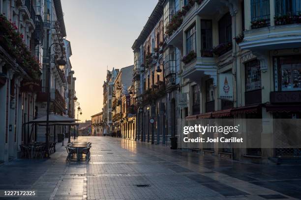 calle vacía al amanecer en león, españa - leon fotografías e imágenes de stock