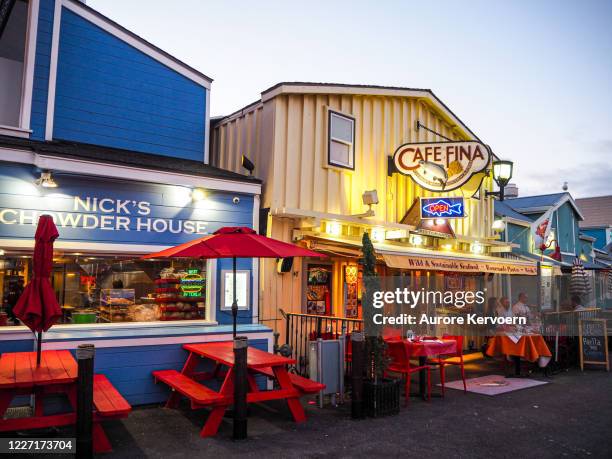 restaurant dans le quai du pêcheur dans le village de pêcheurs de monterey, californie, etats-unis - ville de monterey californie photos et images de collection