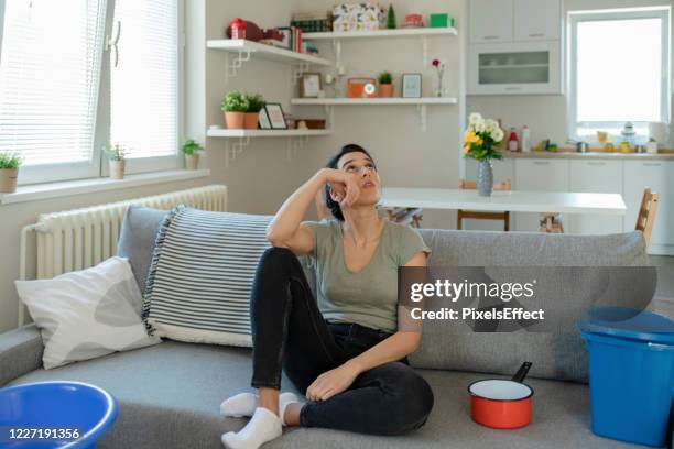 lecks im wohnzimmer - wasserschaden stock-fotos und bilder