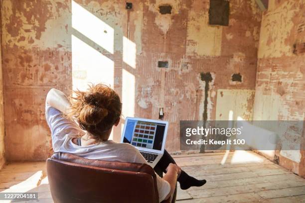 woman doing diy at home - 修復原狀 個照片及圖片檔