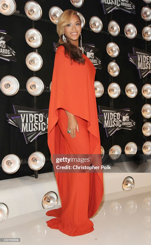 2011 MTV Video Music Awards - Red Carpet