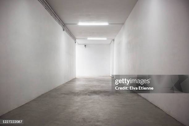 concrete underpass with surveillance camera, white walls and electric lights - fluorescent light 個照片及�圖片檔