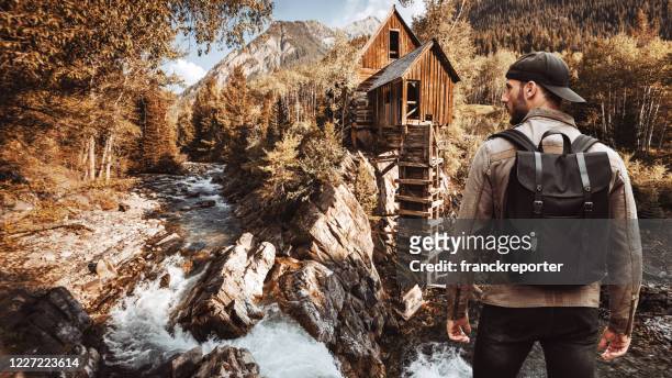 mann besucht eine wilde hütte in colorado - cabin in the woods stock-fotos und bilder