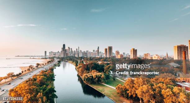 chicago skyline aus dem park - urban skyline stock-fotos und bilder