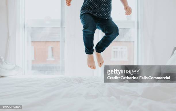 child bouncing on a bed - hyatt hotels corp hotel ahead of earnings figures stockfoto's en -beelden