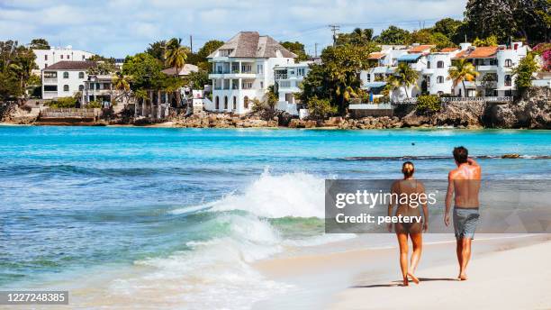 vrouw die op zandig strand loopt - barbados - bridgetown barbados stockfoto's en -beelden