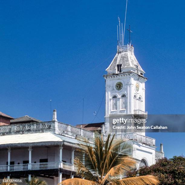 zanzibar, the house of wonders in stone town - stone town zanzibar town stock pictures, royalty-free photos & images