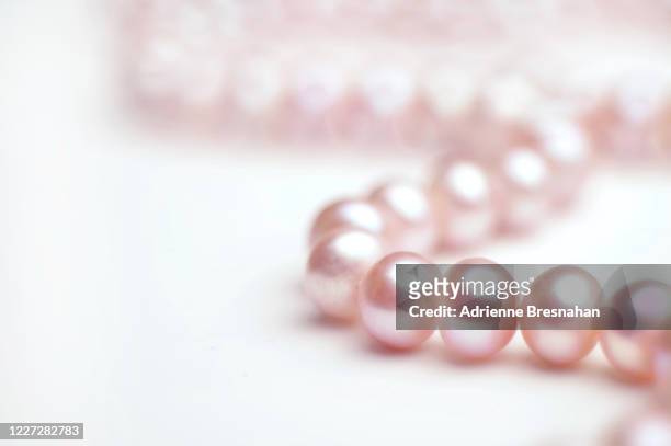pink pearls - pink pearls stockfoto's en -beelden