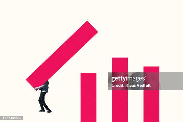 young man arranging pink bar graph - bias line stockfoto's en -beelden