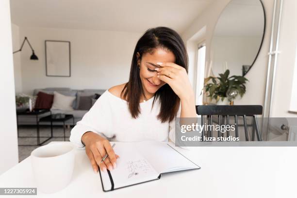 mujer trabajadora es videoconferencia desde casa pov - punto de vista de una cámara fotografías e imágenes de stock