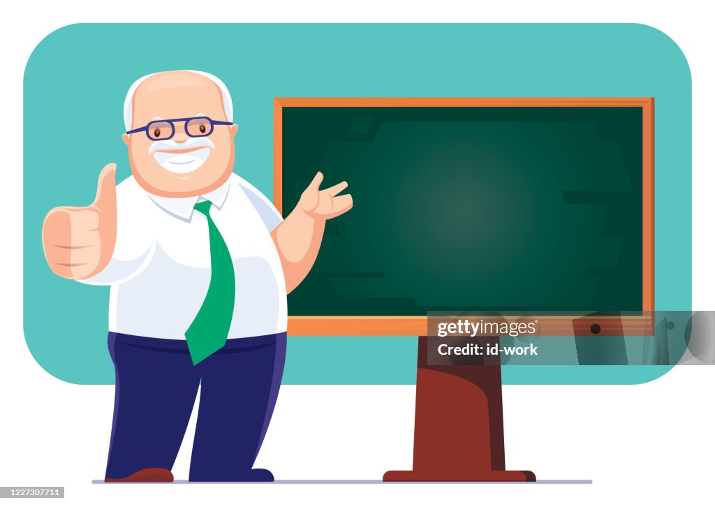 Homme d’affaires aîné présentant avec le tableau noir