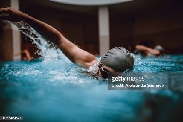 schwimmrennen für freunde - swimming stock-fotos und bilder