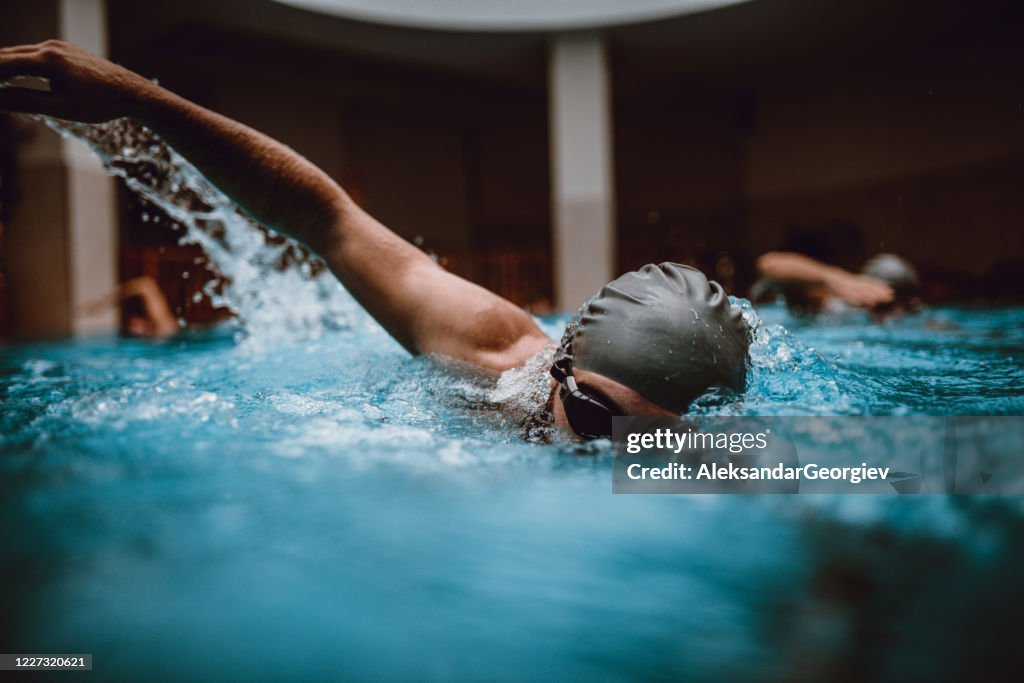 Gara di nuoto per amici