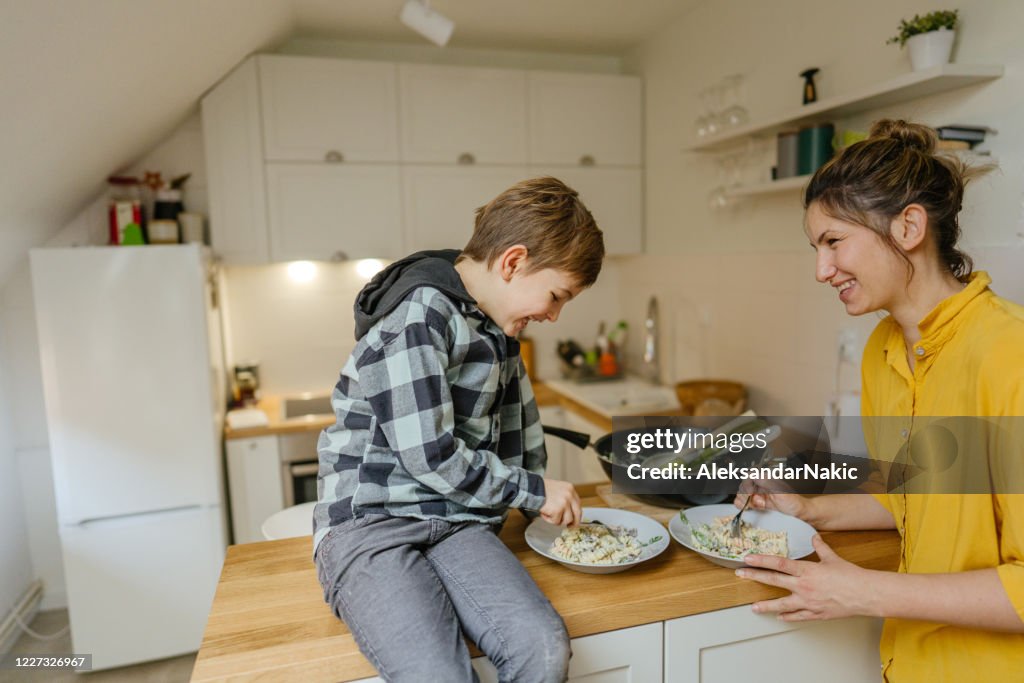 Mutter und Sohn beim gemeinsamen Essen
