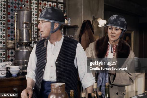 Acteur français Bourvil et l'actrice Sophie Desmarets sur le tournage du film "Le mur de l'Atlantique" qui débute en juin 1970 et réalisé par Marcel...