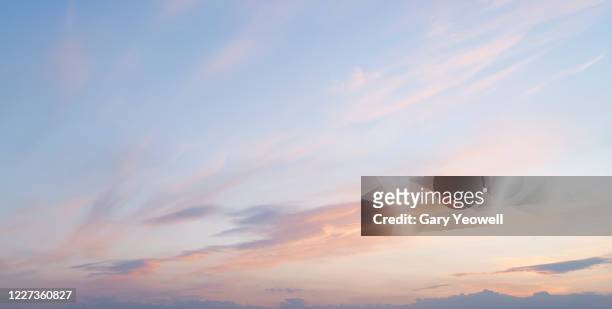 pink clouds at sunset - wolkengebilde stock-fotos und bilder