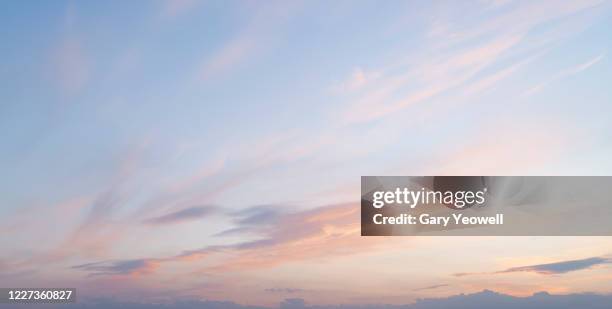 pink clouds at sunset - céu imagens e fotografias de stock