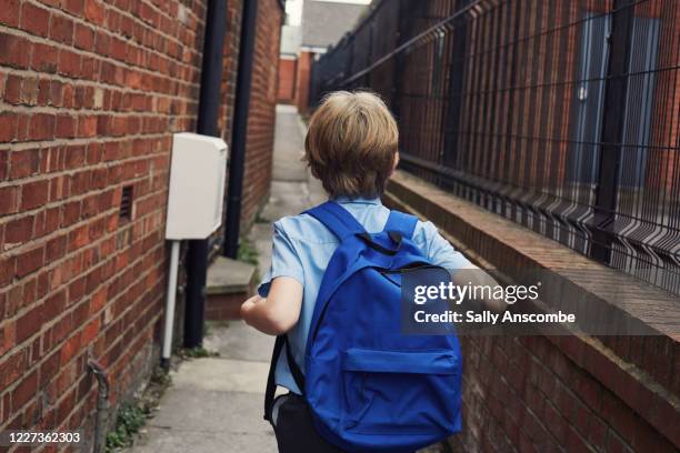 child walking to school - sac à dos enfant photos et images de collection