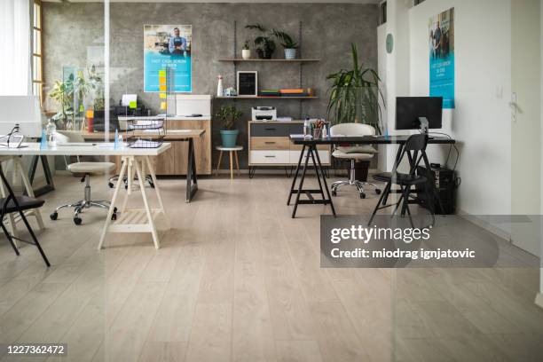 interni dell'ufficio bancario - pavimento-in-laminato foto e immagini stock