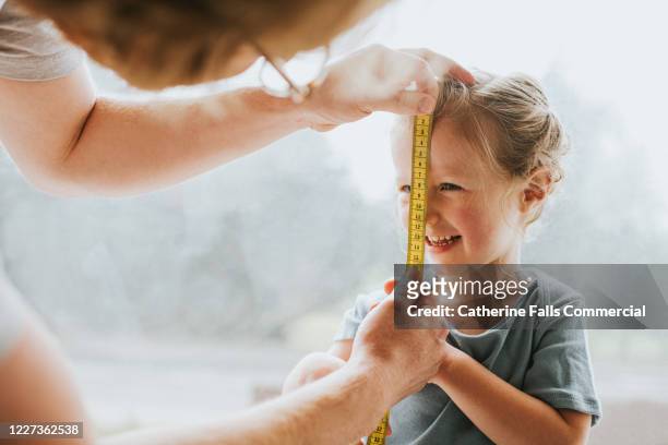 measuring a child's face - mass unit of measurement stock-fotos und bilder