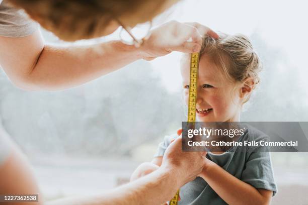 measuring a child's face - largo longitud fotografías e imágenes de stock