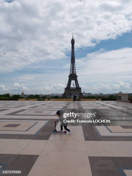 Tour Eiffel et enfant avec une trottinette sur l'Esplanade du Trocadéro lors du confinement suite à la pandémie de coronavirus COVID-19, le 8 mai...