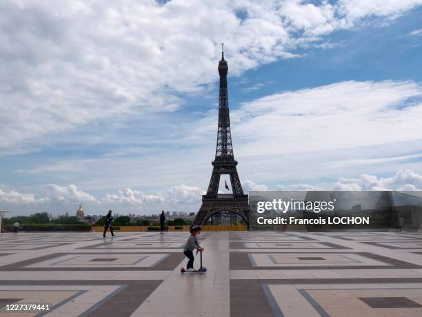 Tour Eiffel et enfant avec une trottinette sur l'Esplanade du Trocadéro lors du confinement suite à la pandémie de coronavirus COVID-19, le 8 mai...