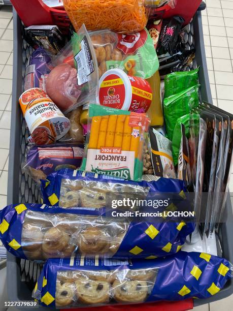 Caddie rempli de provisions dans un supermarché Leclerc lors du 4ème jour de confinement dû au coronavirus le 20 mars 2020, à Apt dans le Vaucluse,...