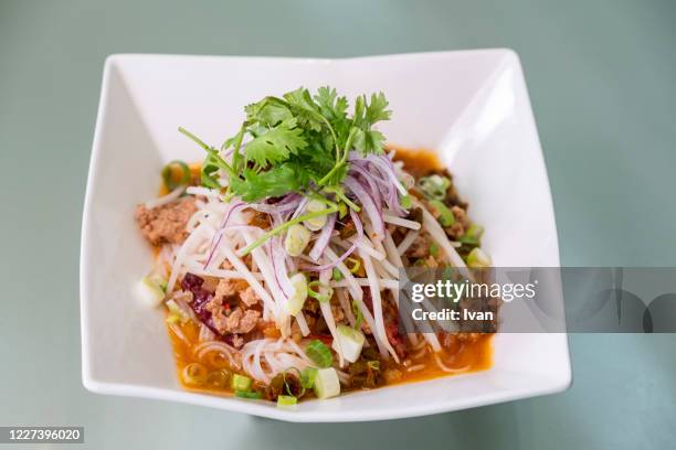 traditional vietnamese pho, rice stick, rice noodle - cambodjaanse cultuur stockfoto's en -beelden