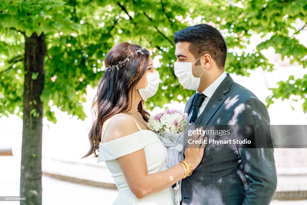 Braut und Bräutigam in einer Gesichtsschutzmaske