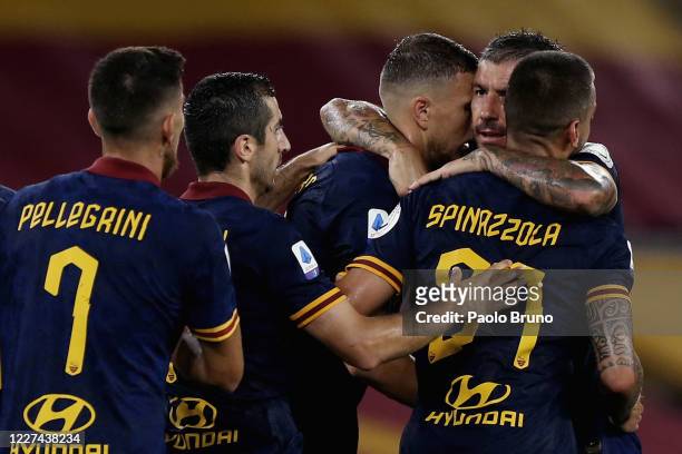Edin Dzeko with his teammates of AS Roma celebrates after scoring the team's second goal during the Serie A match between AS Roma and Hellas Verona...
