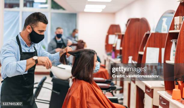 hairdressers cutting hair, during covid-19 - beauty salon stock pictures, royalty-free photos & images