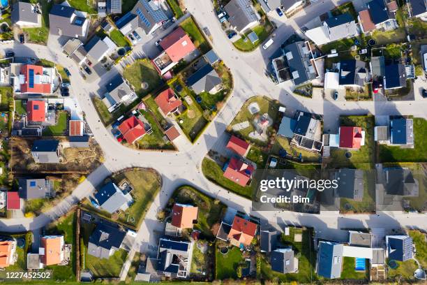 casas modernas desde arriba - villa asentamiento humano fotografías e imágenes de stock
