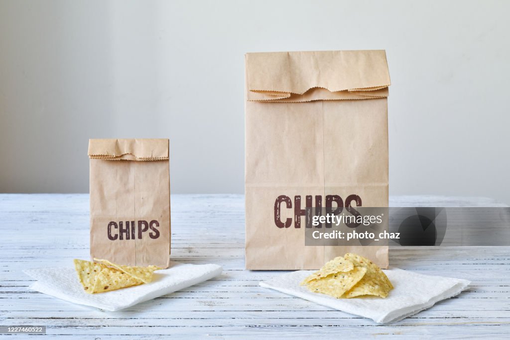 La même portion de chips pour le grand et le petit sac