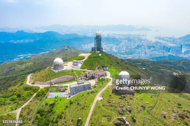 internet en satelliettorens op de bergen, hong kong - satellite tracks stockfoto's en -beelden