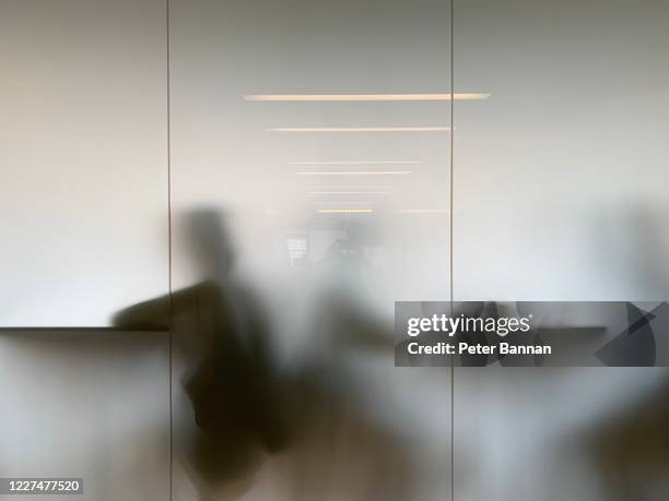 silhouettes of people sitting at tables, through frosted glass - frostat glas bildbanksfoton och bilder