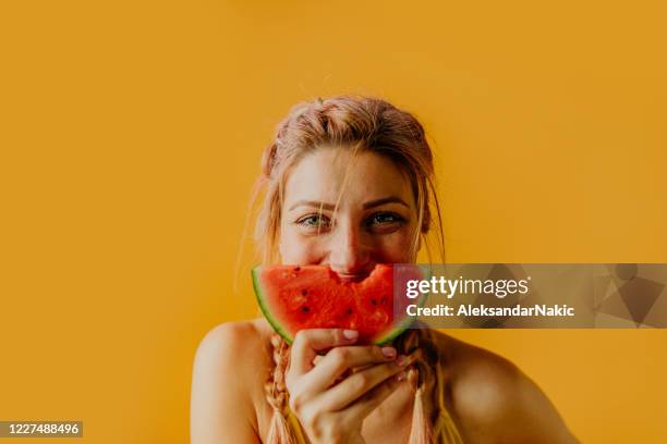 le bonheur est une pastèque froide! - pastèque photos et images de collection