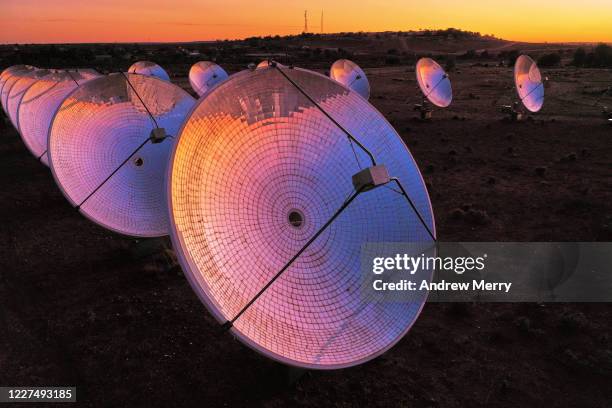 solar thermal power station with parabolic dish reflector at sunset, australia - mirror steam stockfoto's en -beelden