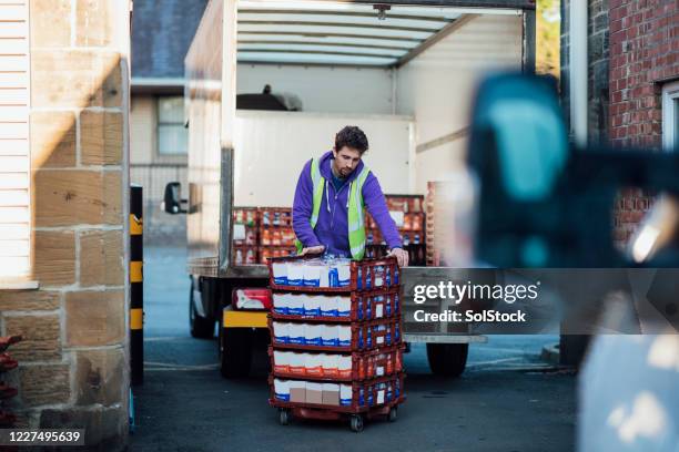 gefocust blijven op de taak - food delivery stockfoto's en -beelden