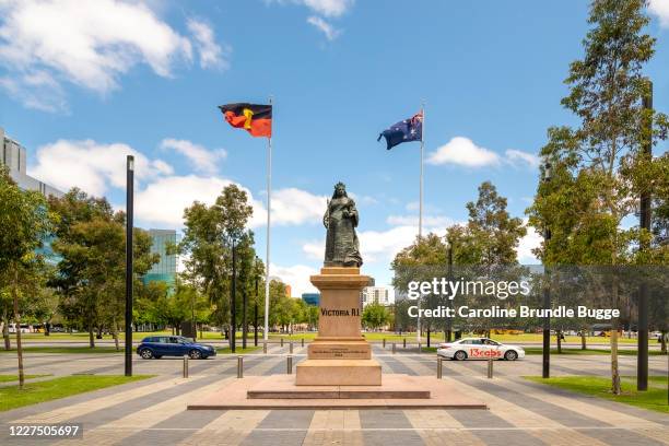 queen victoria statue, adelaide, australia - adelaide cbd stock pictures, royalty-free photos & images