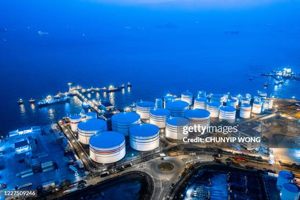 lagertank von flüssigen chemischen und petrochemischen produkttank, luftaufnahme in der nacht. hongkong - oil tank stock-fotos und bilder