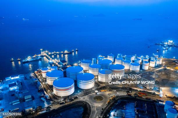 serbatoio di stoccaggio di serbatoio di prodotti chimici liquidi e petrolchimici, vista aerea di notte. hong kong - refinery foto e immagini stock