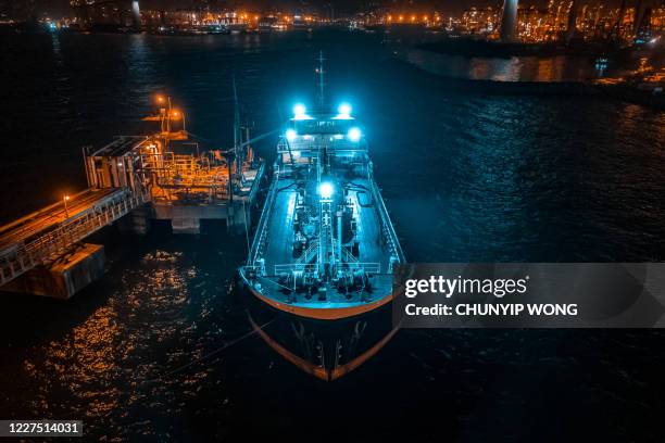 puerto petrolero moored - buque tanque petrolero fotografías e imágenes de stock