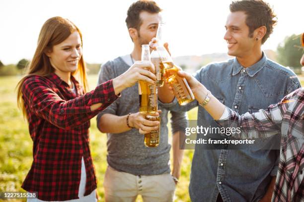 amigos de la felicidad animando al aire libre - sidra fotografías e imágenes de stock