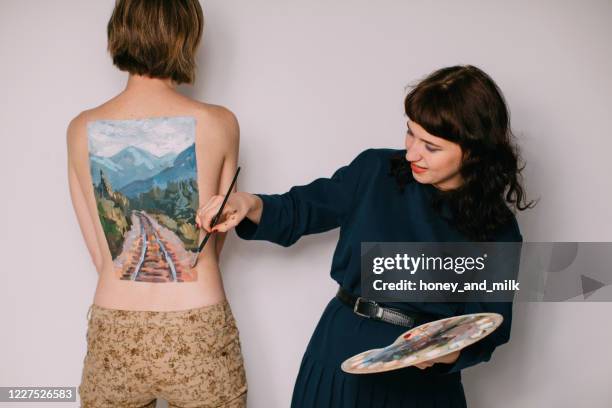 woman having body art painted on her back - dos humain photos et images de collection