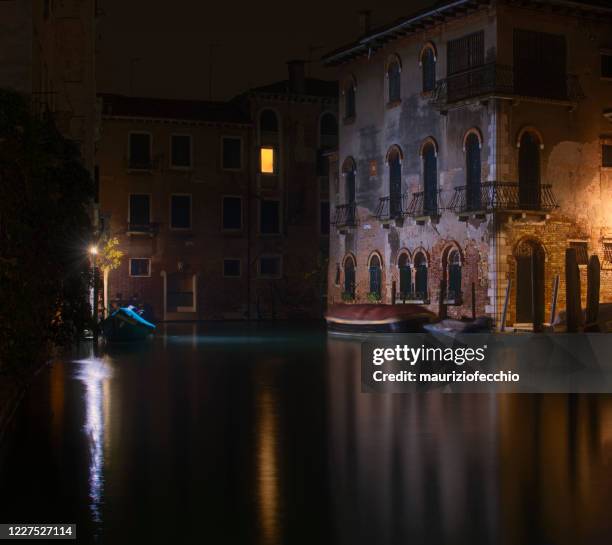 cityscape at night, venice, veneto, italy - venetian lagoon stock pictures, royalty-free photos & images