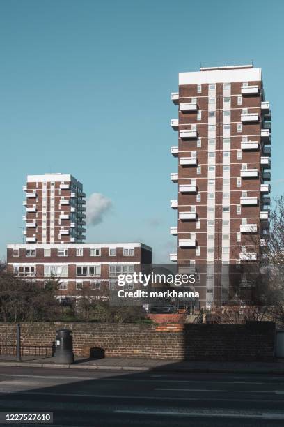 high rise council housing, limehouse, east london, london, england, uk - east london fotografías e imágenes de stock