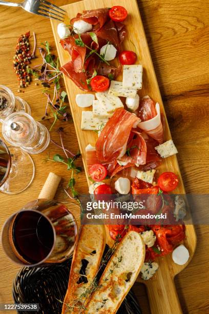 conjunto de aperitivos de vino: prosciutto y selección de quesos - antipasto fotografías e imágenes de stock